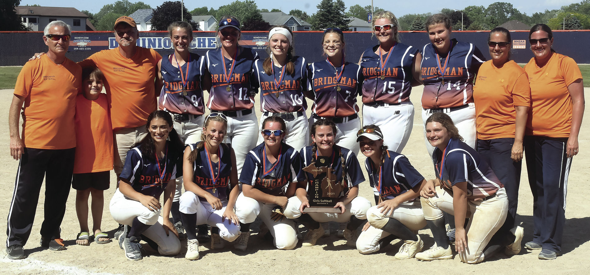 6 10 Sports Bee RV Soft 6 Trophy Pose